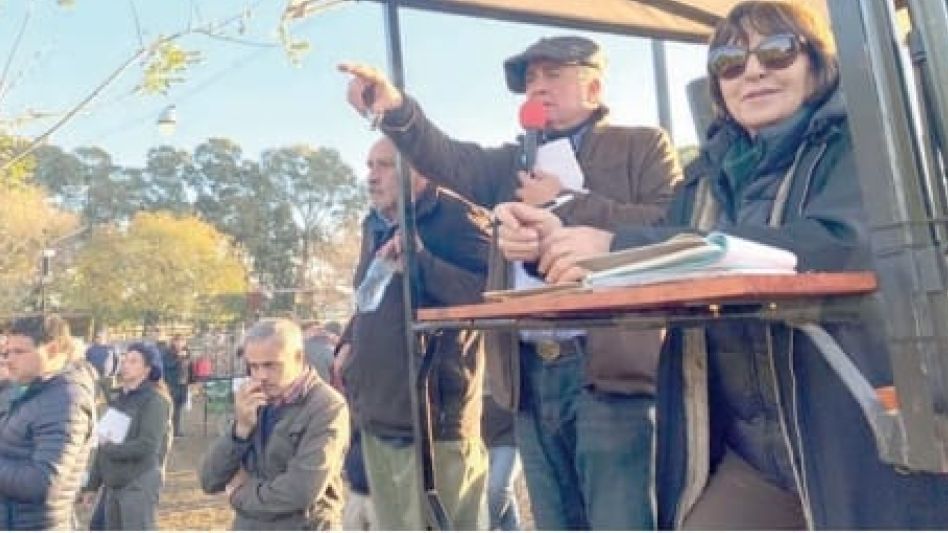 El martillero Juan Wallace y Mirta Delgado en un momento de las ventas.