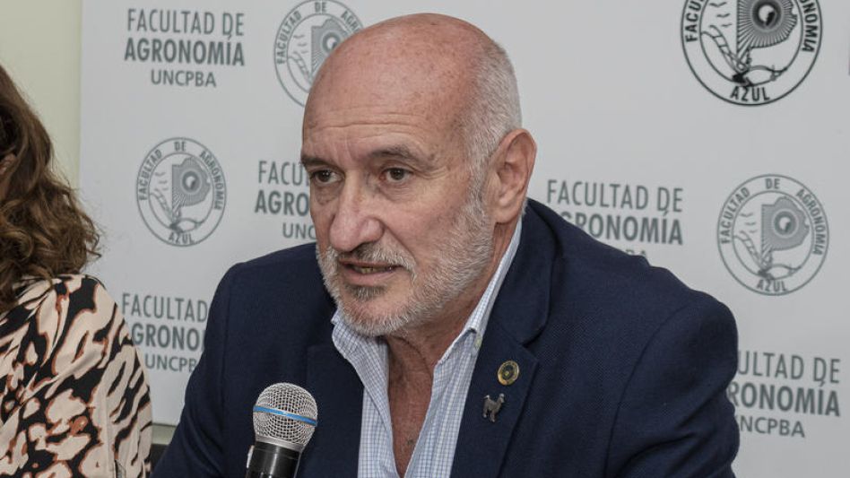 El rector de la Universidad Nacional del Centro (UNICEN), Marcelo Aba, durante su última visita a las instalaciones del Campus Universitario de esta ciudad.    ARCHIVO/NICOLAS MURCIA