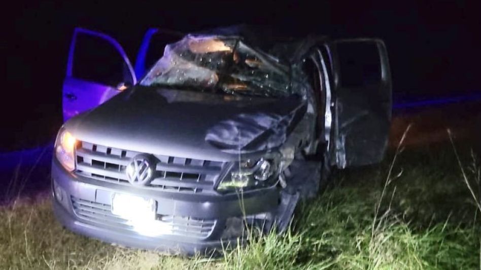 La camioneta en que viajaban los azuleños implicados en este siniestro vial. El conductor del rodado sigue internado. FOTO: ALVEAR YA