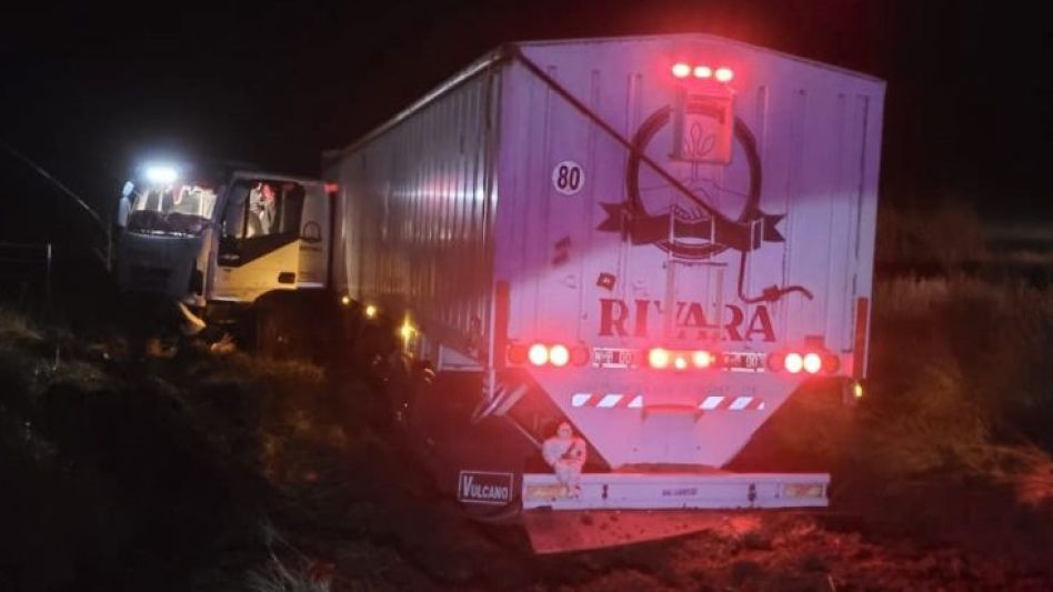  El camión que chocó con la Volkswagen Amarok en que se trasladaban los tres hombres que viven en Azul. FOTO: ALVEAR YA