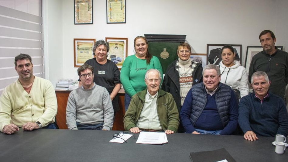 El viernes pasado en instalaciones de la empresa ROAS se realizó el anuncio sobre la puesta en marcha del operativo de entrega de leche fluida a las comisiones vecinales del Partido de Azul.