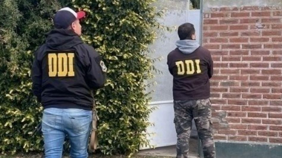 Efectivos policiales, durante la diligencia ordenada en el marco de la instrucción de esta causa. FOTO: DDI AZUL/PBA