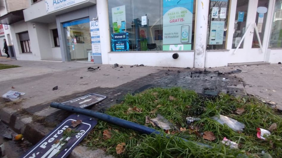 El sector donde terminó impactando el Chevrolet Astra que derribó entre otras cosas uno de los semáforos de avenida Perón y calle Burgos. ARCHIVO/EL TIEMPO