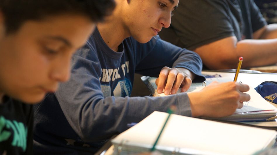 Creció la cantidad de chicos que van a la escuela pero el 22% termina en tiempo y forma