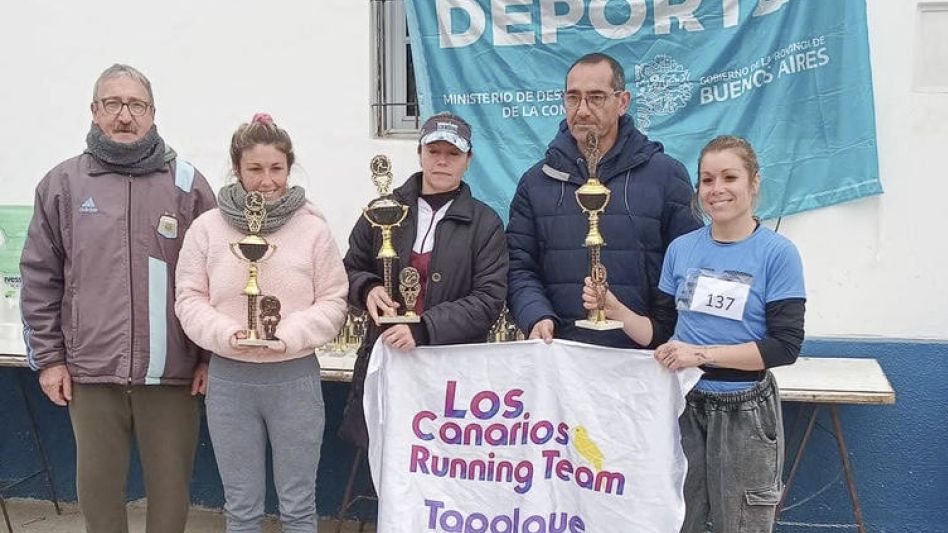 Los dos podios de la carrera. Los tres mejores en la divisional Damas.
