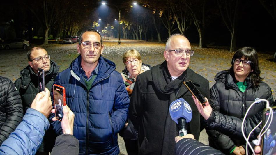 Nelson Sombra y Mario Fossati durante un tramo de la conferencia de prensa que brindaron ambos el viernes pasado en un sector del Parque Municipal Domingo Faustino Sarmiento.