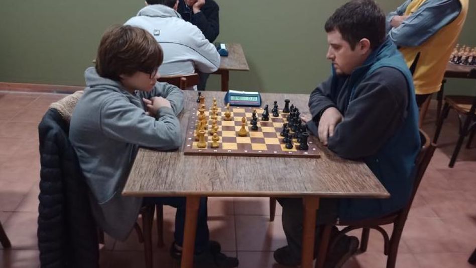 En primer plano, Bautista Godoy (blancas) en su partida contra el hasta ahora líder del torneo, Santiago Poljak. 
