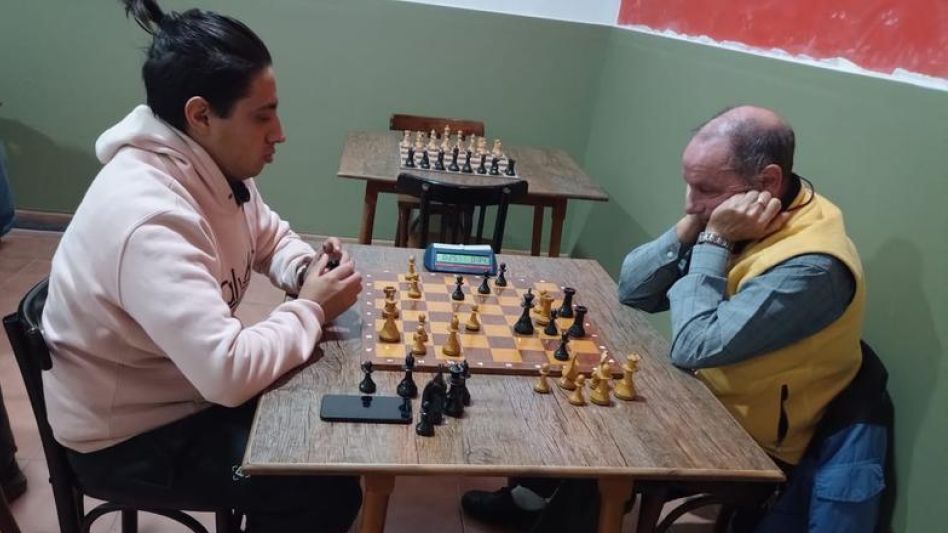 Uno de los escoltas, Felipe Cellario (blancas) en la partida  donde se impuso a Guillermo Vigil, quien también marcha segundo con una unidad. 