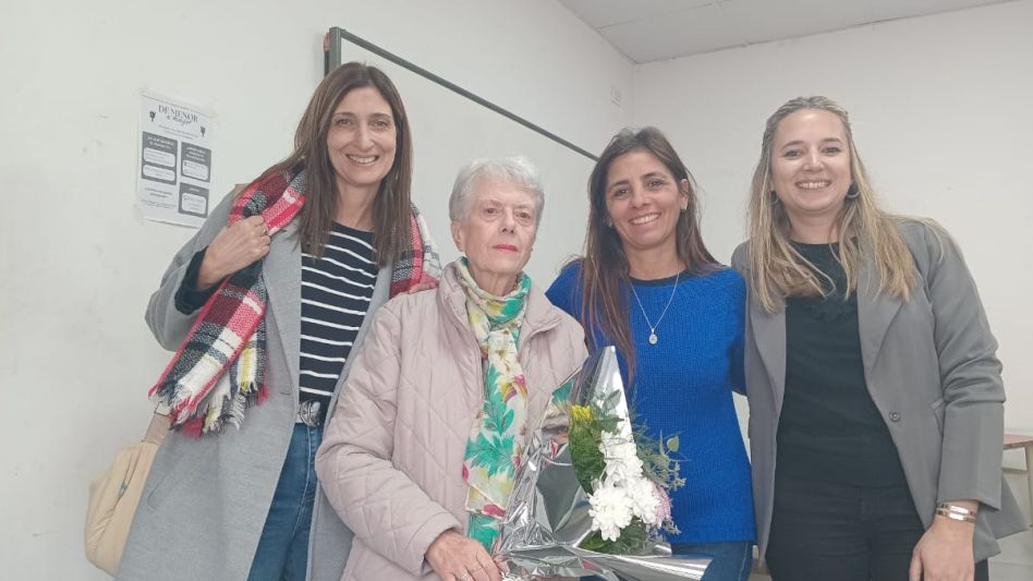 La profesora Julia Fittipaldi de Poblet junto a la vicedirectora Paola Lucero y las docentes Lucía Juárez y Romina González.