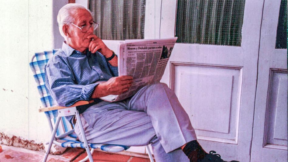 Miguel Oyhanarte en el patio de su casa, a principios del año 2000. La foto fue tomada por su esposa, Blanca Restivo. GENTILEZA FAMILIA OYHANARTE