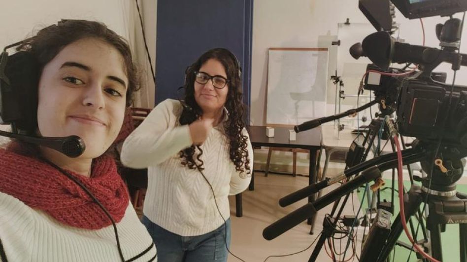 Sofía Berlingieri, en primer plano, con una de sus compañeras de cursada de la carrera de Comunicación Social en la UCES. Ambas, detrás de cámaras.