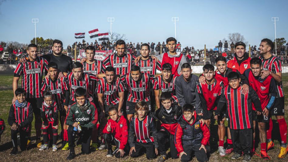 Chacarita Juniors y Alumni Azuleño disputarán hoy, a partir de las 15:30, el partido de ida de la final del Torneo Apertura de Primera División. FOTOS ARCHIVO/NICOLÁS MURCIA