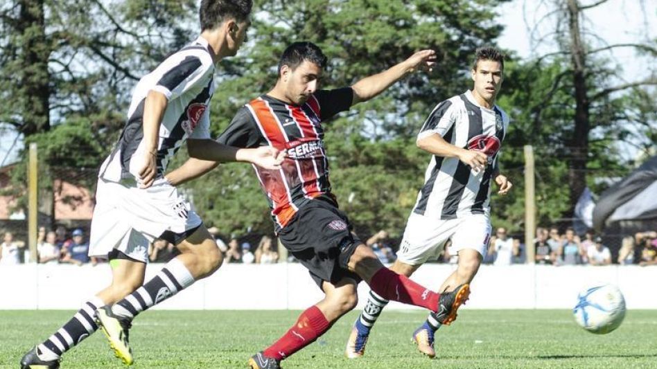 La última final entre ambos. Alumni ganó como visitante por 2 a 1 y se quedó con el titulo del Torneo Clausura 2019. ARCHIVO/ADRIÁN GELOSI