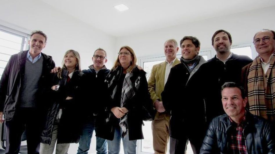 La diputada provincial Laura Aloisi junto al gobernador Kicillof, los ministros Kreplak y Katopodis, y funcionarios y legisladores de la Sección, durante la visita realizada a Saladillo y Pirovano.  