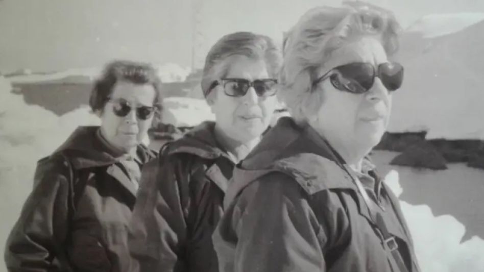 Irene Bernasconi, la tercera en la fila en la Antártida, en 1968.