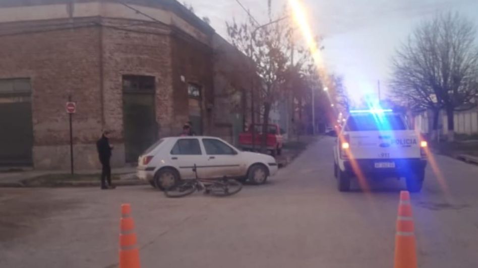 La colisión entre un auto y la bicicleta que conducía la víctima sucedió hoy martes en Chaves y San Carlos. FOTO: CPA/PBA