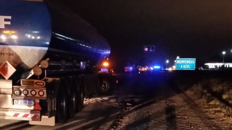 La mujer que guiaba el camión cisterna quedó atrapada en la cabina y tuvo que ser rescatada por bomberos. FOTO: VIAL AZUL/PBA
