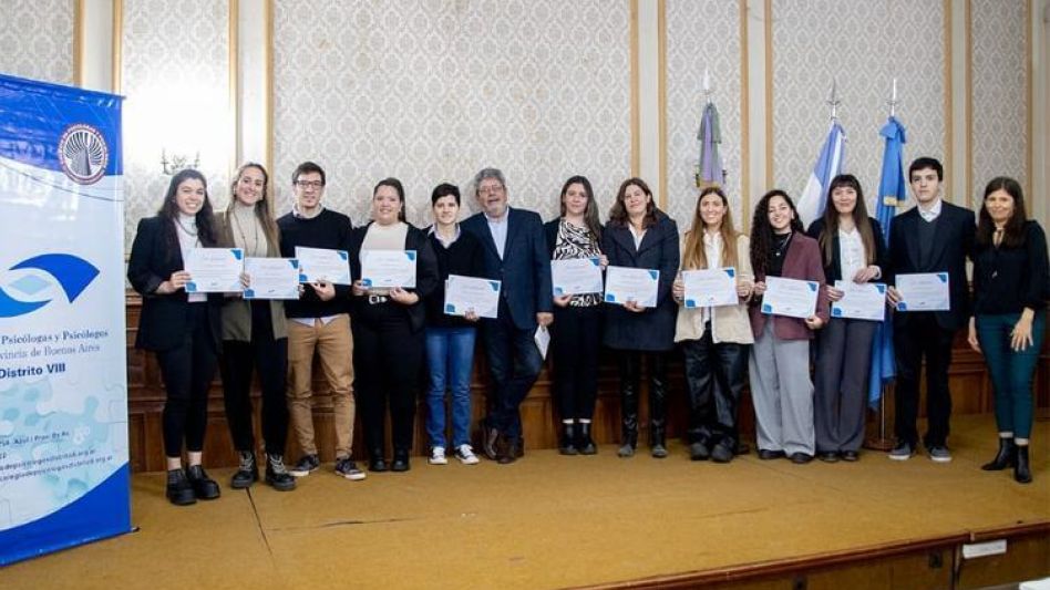 Los nuevos matriculados junto al presidente del Colegio de Psicólogos, durante el acto de jura realizado en el Salón Cultural de Azul.