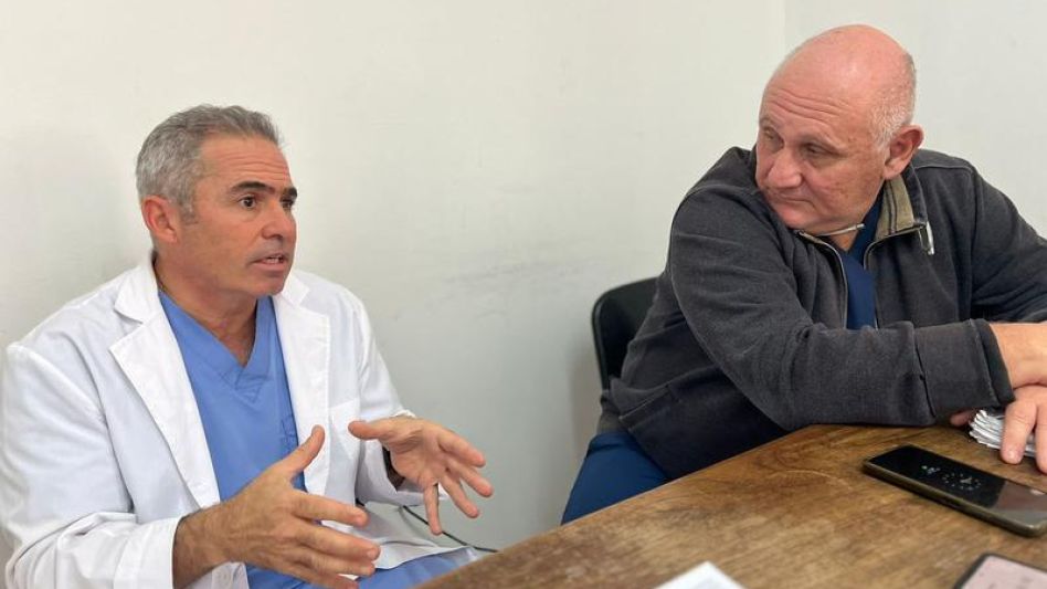 Los doctores Diego Azcona y Marcelo Montanelli se refirieron a las intervenciones quirúrgicas de alta complejidad realizadas recientemente en el Pintos.  PRENSA MUNICIPAL