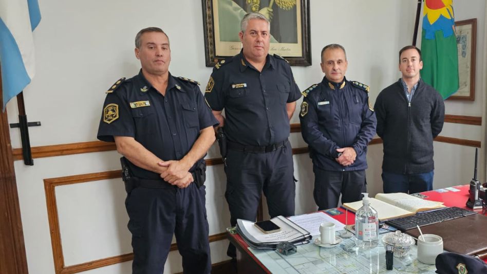 Ábalo, el primero desde la izquierda en la foto, durante la ceremonia donde asumió como nuevo jefe de la EPDS Azul. FOTO: EPDS AZUL/PBA