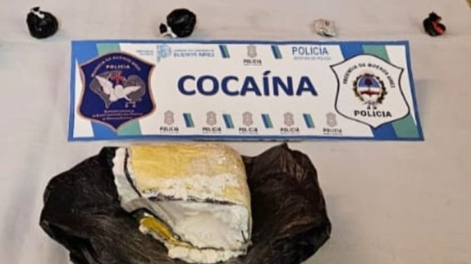 Parte de la cocaína secuestrada en uno de los allanamientos ordenados en esta causa penal. FOTO: DROGAS ILÍCITAS AZUL/PBA