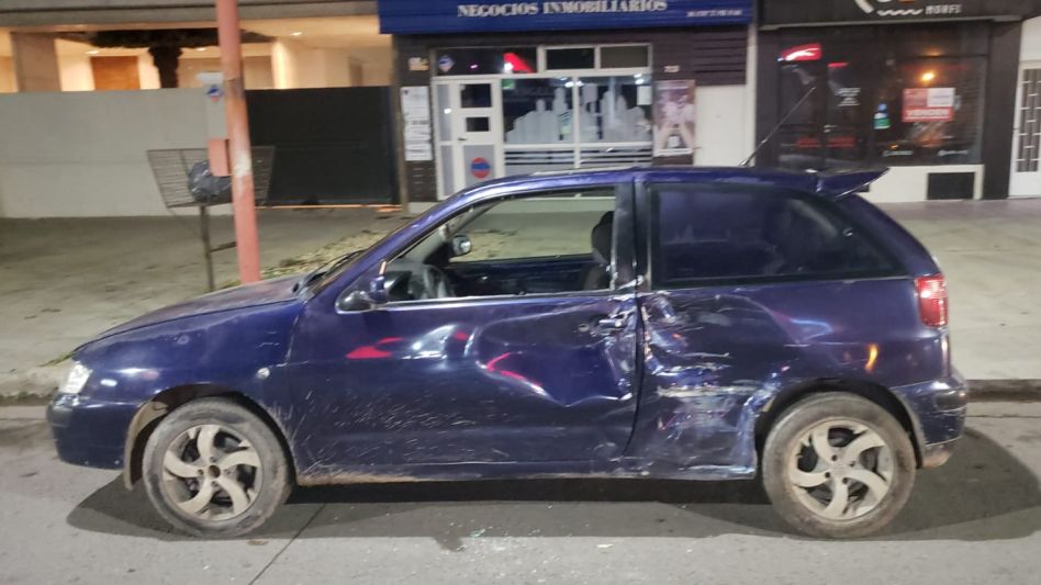 La moto que guiaba el joven que resultó lesionado impactó contra uno de los laterales de un Seat Ibiza.