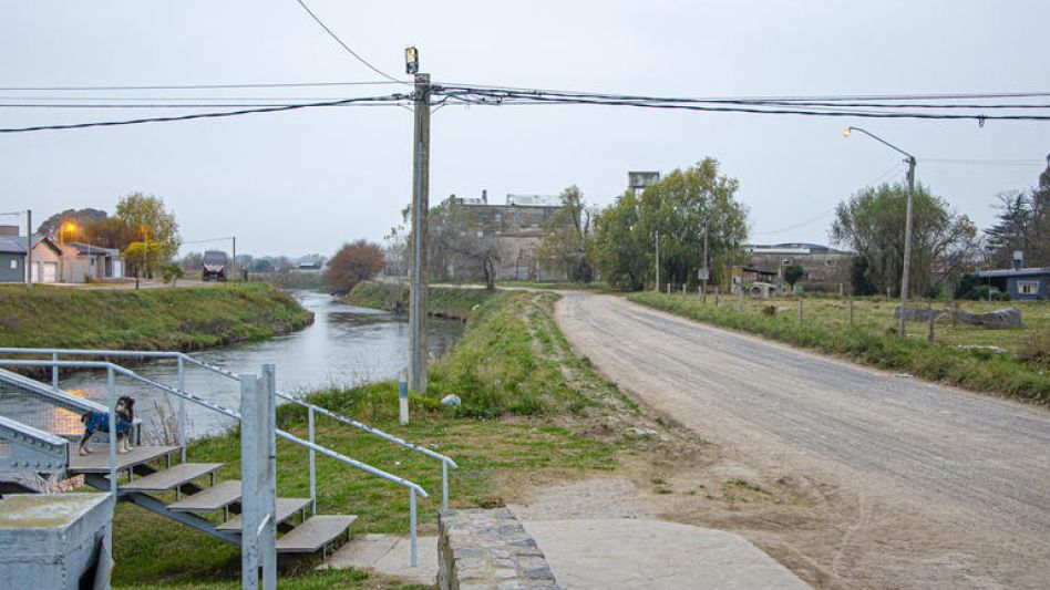 El sector de Costanera Norte, que comienza en calle Bogliano y concluye en avenida Mujica, en el que los vecinos reclaman iluminación y señalética adecuada.  NACHO CORREA