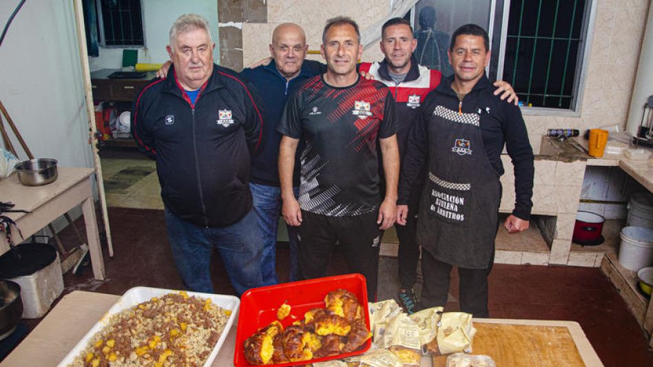 En Lourdes los árbitros el miércoles cocinando para numerosas familias.   NACHO CORREA 
