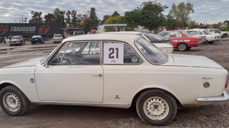 Uno de los autos en los que correrán los azuleños. Se trata de la dupla compuesta por Cesar Penoucos y Sergio Sobrino (Fiat 1500 Coupe).
