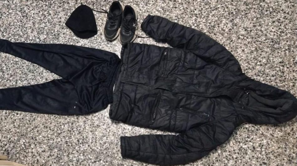 Un par de zapatillas y prendas de vestir, hallados en el domicilio del sospechado: FOTO: SUBCOMISARÍA CACHARÍ/PBA
