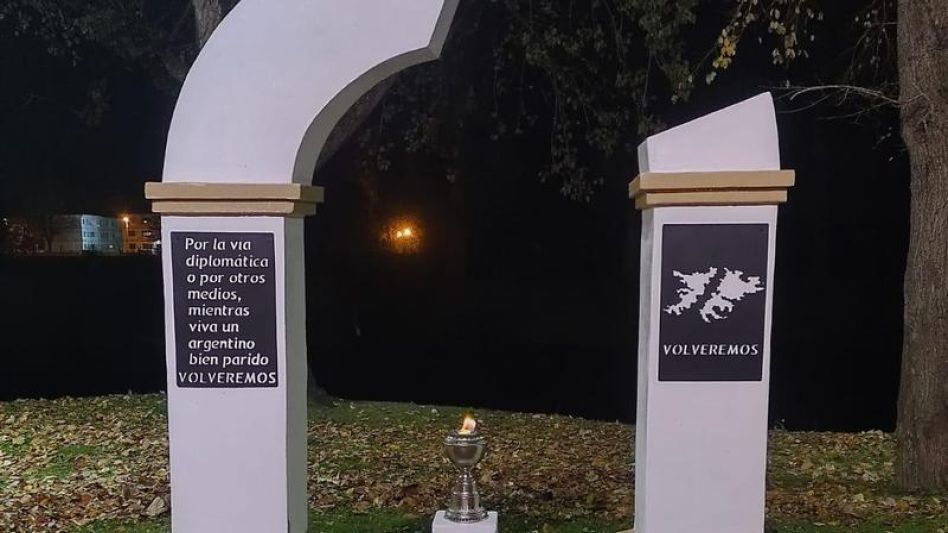 La réplica del Arco Trunco inaugurado en Roca y Costanera, durante el acto en el que tuvieron especial protagonismo los Veteranos de Guerra de Malvinas.  FOTOS PRENSA MUNICIPAL