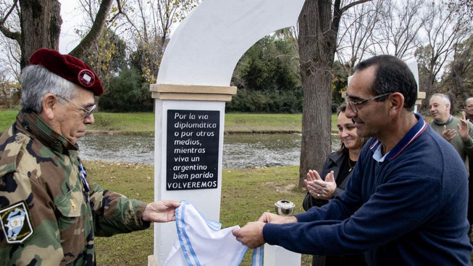 El presidente del centro de veteranos Callvú Leovú, Atilio Taborda, y el intendente Nelson Sombra, en el momento de descubrir la placa colocada en la réplica del Arco Trunco.