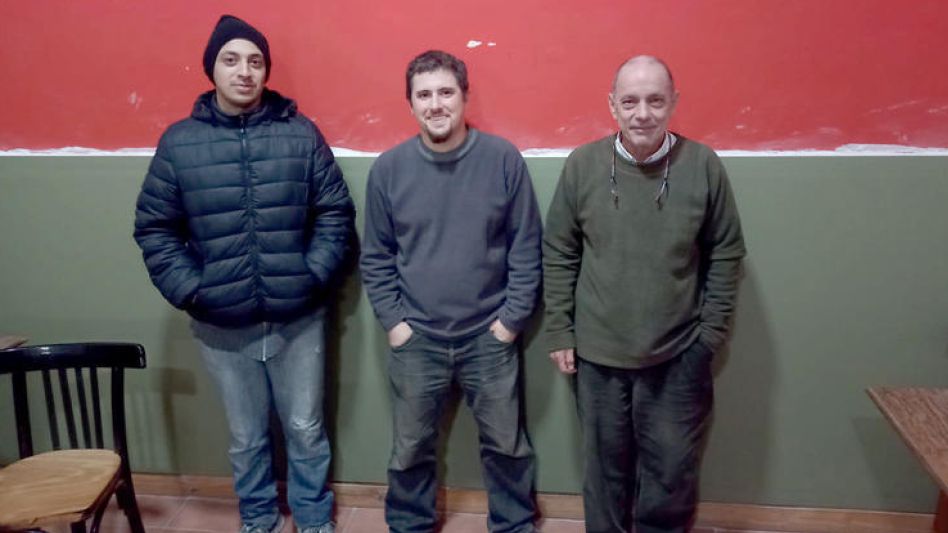 El ganador del torneo P.S. Azul, Santiago Poljak (centro), flanqueado por Felipe Cellario (izq) y Guillermo Vigil.