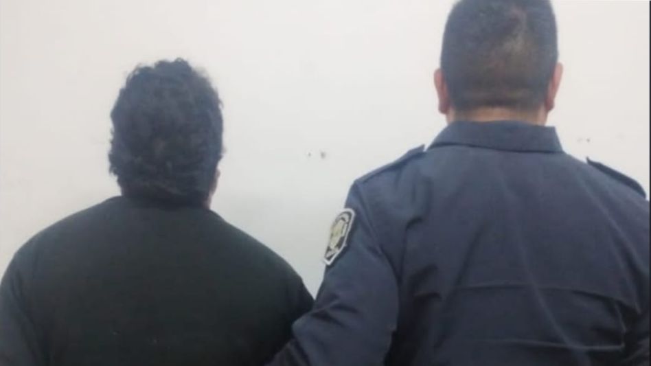 El pasado domingo por la noche había sido aprehendido un hombre que dañó un auto y la ventana de una casa. FOTO: CPA/PBA