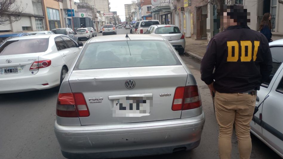 El auto incautado en la vía pública hoy martes, durante una diligencia realizada por policías de la DDI Azul. FOTO: DDI AZUL/PBA