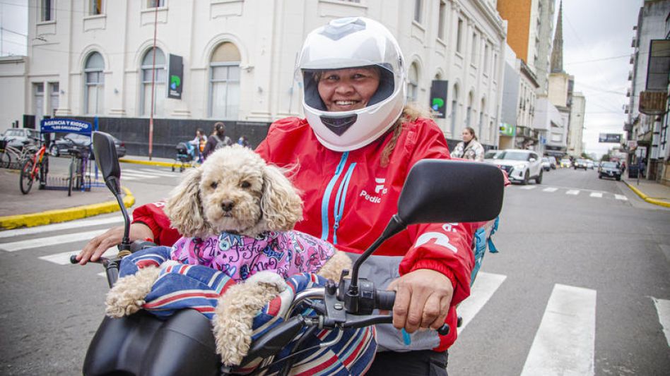 Natalia con su compañera Luna y la moto que la lleva a todos lados. Inseparables. FOTOS NACHO CORREA   