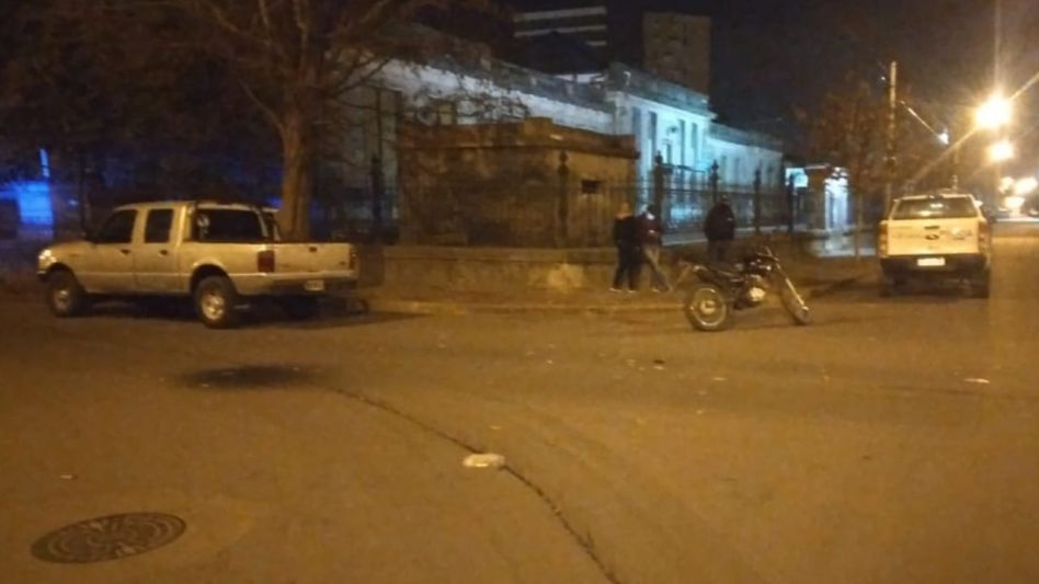 Dos varones que iban en una moto resultaron con lesiones en esta colisión. FOTO: CPA/PBA