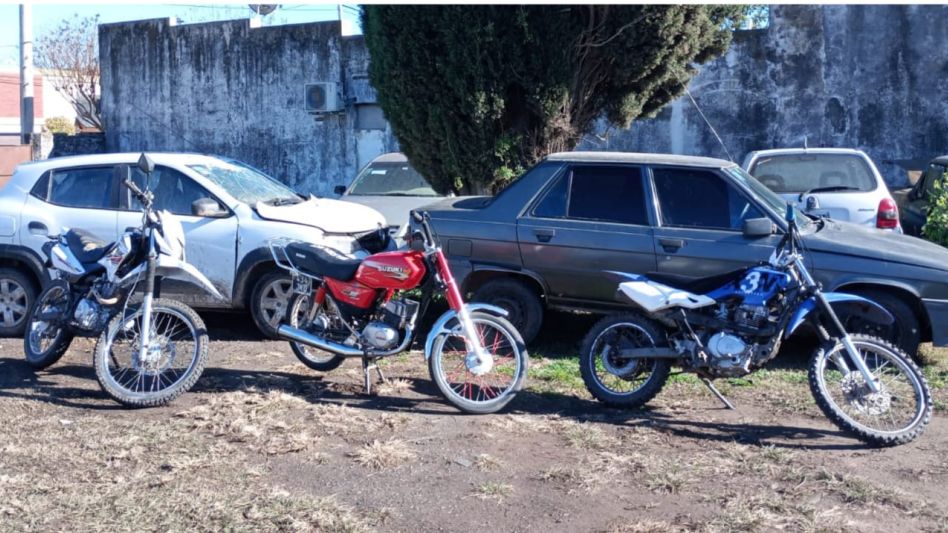 Las motos y los autos incautados por la Policía en operativos de tránsito en Cacharí. FOTO: SUBCOMISARÍA CACHARÍ/PBA