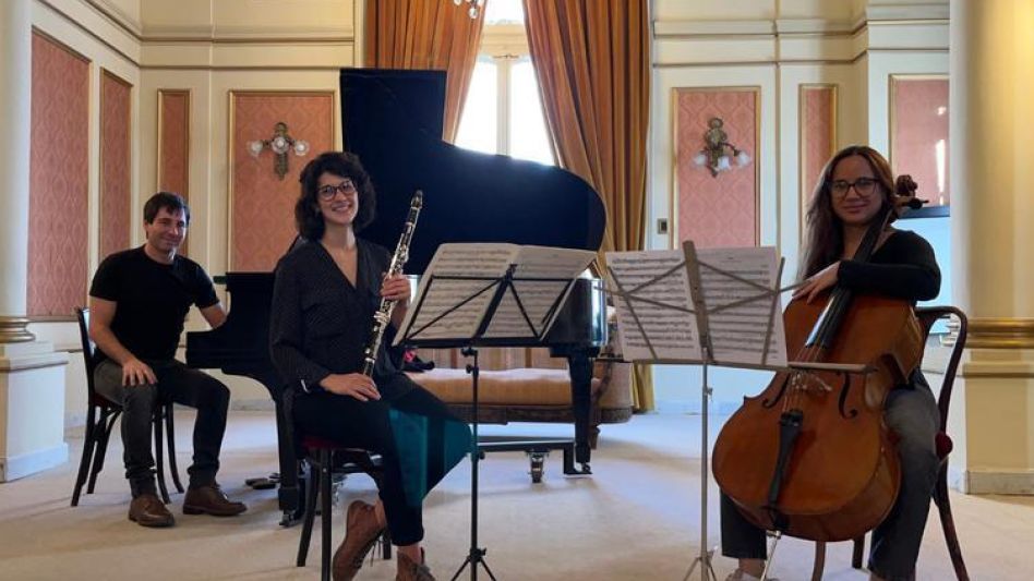 El Trío de Cámara integrado por la azuleña Estefanía Blanco acompañada por Yetsabel Ramírez en violoncello e Ignacio Ares en piano compartirán escenario en Casa Ronco mañana desde las 18 horas. 