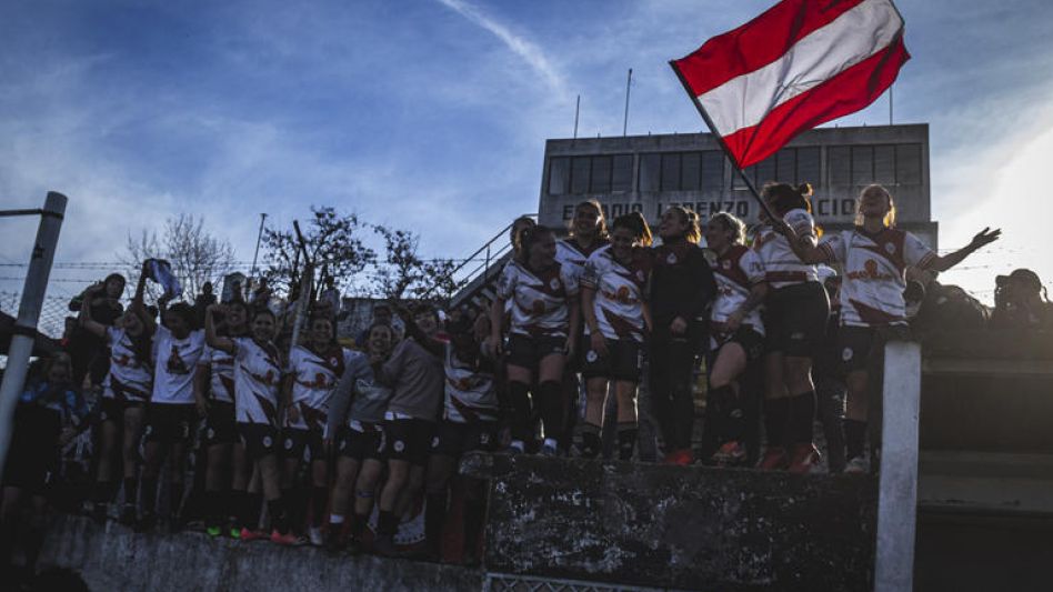 Las jugadoras de Estrellas de Juventud celebran con toda su gente la obtención del Torneo Apertura.    FOTOS: NICOLÁS MURCIA