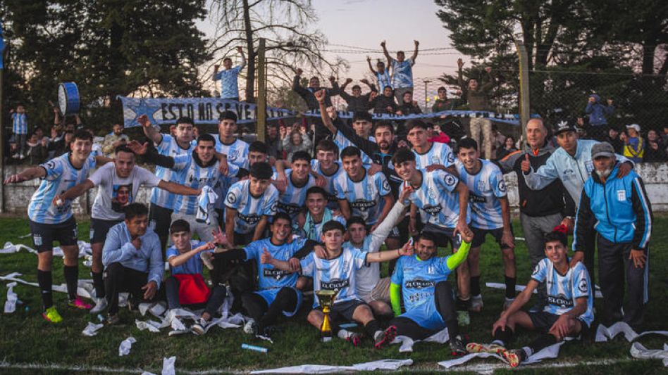 Todos los integrantes del plantel de Sarmiento de Tapalqué festejan la conquista del certamen de Reserva en la cancha de Chacarita Juniors. 