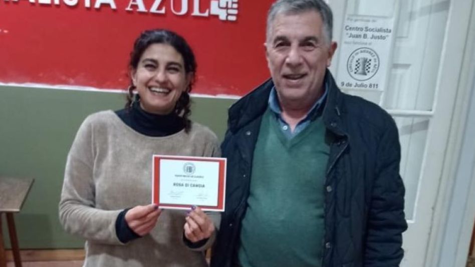 Una de las asistentes al Curso de Ajedrez Inicial, Rosa Di Candia, con su diploma, acompañada por el vicepresidente de la institución, Walter Sobrino. También completó la cursada Ana Scillone.