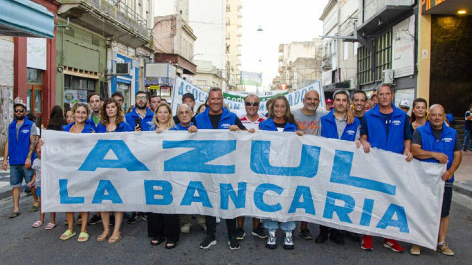Integrantes de la conducción de la Asociación Bancaria de Azul durante una de las recientes marchas realizadas. ARCHIVO/NACHO CORREA