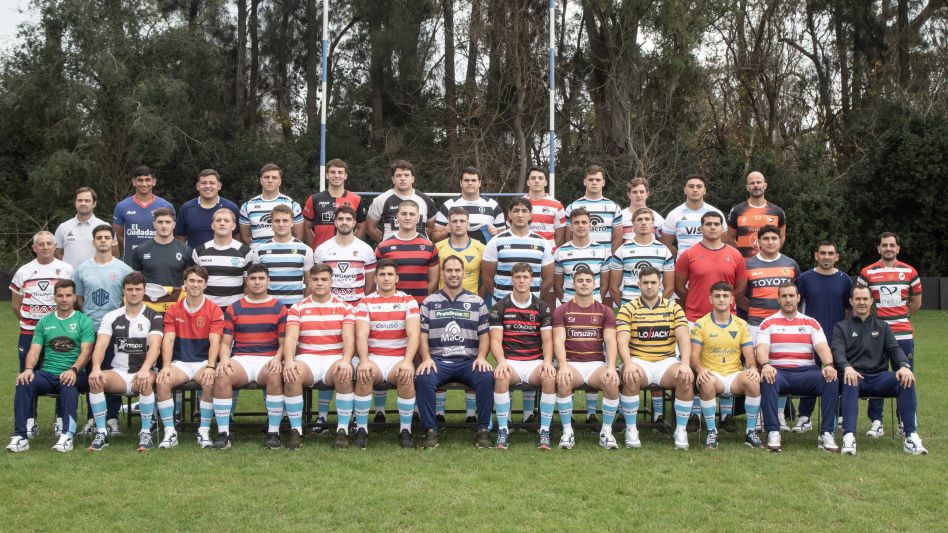 Enorme reconocimiento a los clubes de todo el país. En esta imagen Juan Penoucos figura con la camiseta del Club de Remo. Fotos: Prensa UAR.