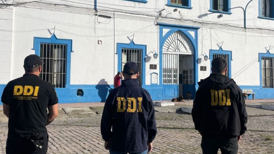 Efectivos de la DDI Azul, durante el allanamiento realizado ayer jueves en la Unidad 7. FOTO: DDI AZUL/PBA