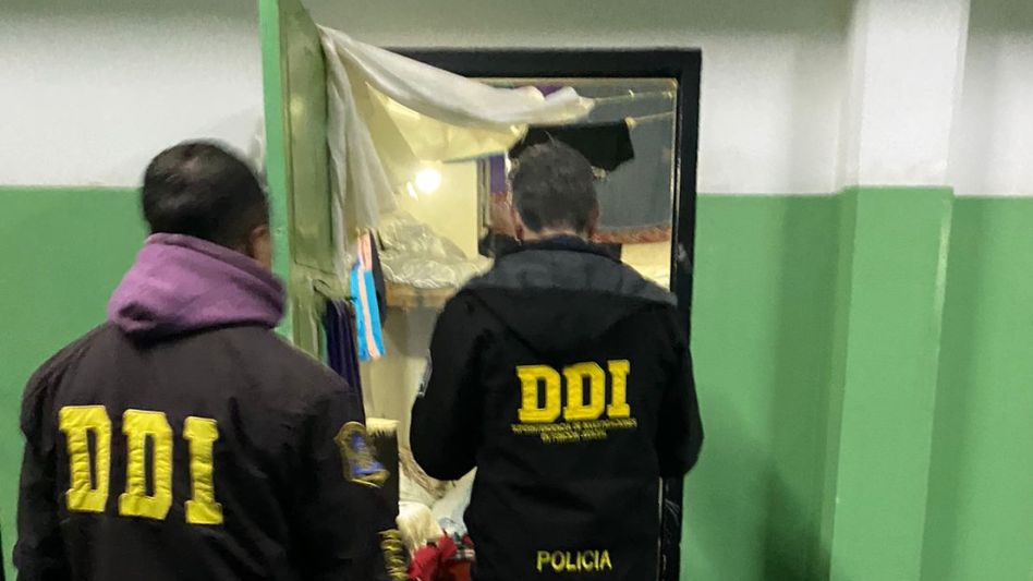 En la celda allanada se secuestró un teléfono celular que tenía el preso investigado. FOTO: DDI AZUL/PBA