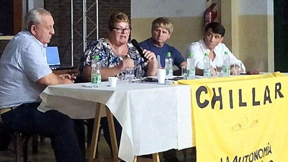 Iván Lupori, junto a otros integrantes de la Asociación Civil por la Autonomía de Chillar, zona rural de influencia y creación del municipio de Chillar. 