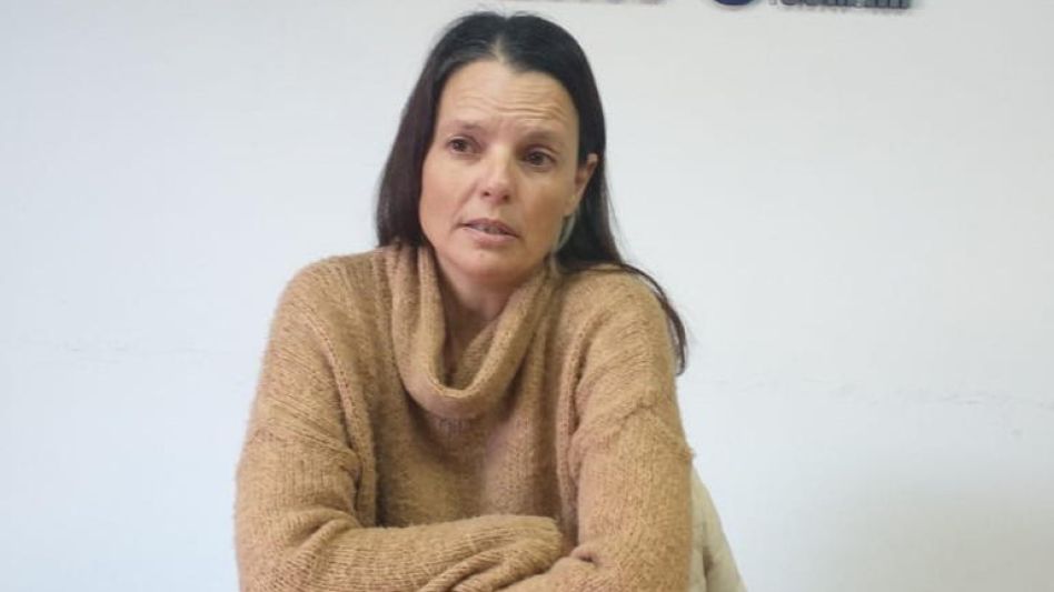 La secretaria de Obras Públicas de la Comuna, Cecilia Martínez, dialogó con este diario sobre la finalización de la obra que están haciendo en el sector de calle Colón y Guamini. ARCHIVO