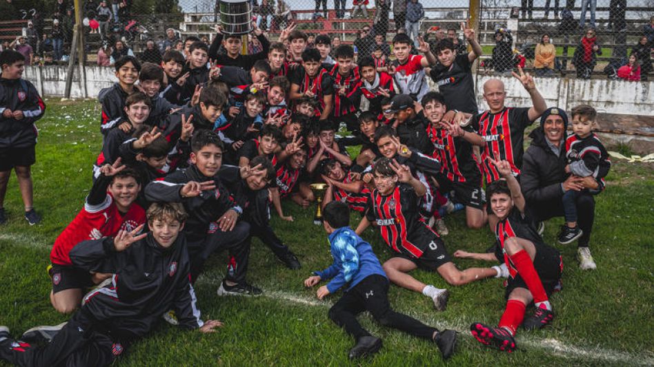 Los jugadores de Chacarita Juniors celebran la obtención del Torneo Apertura en Octava División.  FOTOS: NICOLÁS MURCIA