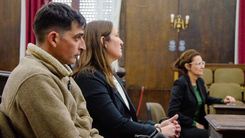 En primer plano, Melle y su defensora Oficial Laura Serradell. Más atrás, la fiscal Karina Gennuso. FOTO: NACHO CORREA